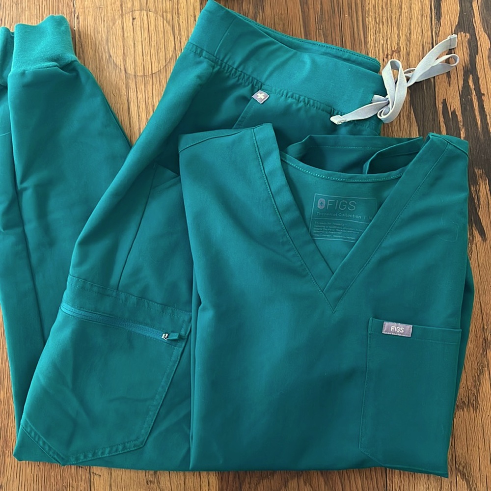 Figs Medium Regular Hunter Green Zamora and Medium Catarina Set